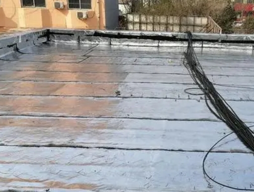 攀枝花卫生间漏水维修公司分享下攀枝花屋面楼顶防水刚性防水层施工要点。